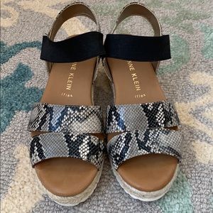 Anne Klein size 7 sandal with wedge heel black and gray snake print